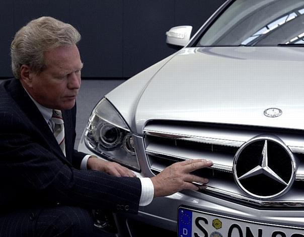 Prof. Peter Pfeiffer, der Leiter des Mercedes-Benz-Design, mit dem Grill der neuen C-Klasse Avantgarde. Foto: Auto-Reporter